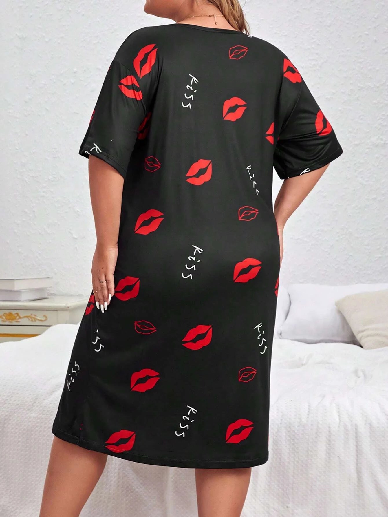 Oversized women's round neck short sleeved lip printed nightgown for home wear